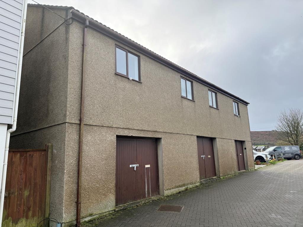 Lot: 174 - COACH HOUSE WITH SPACIOUS ACCOMMODATION PLUS FOUR SELF CONTAINED GARAGES AND PARKING - 